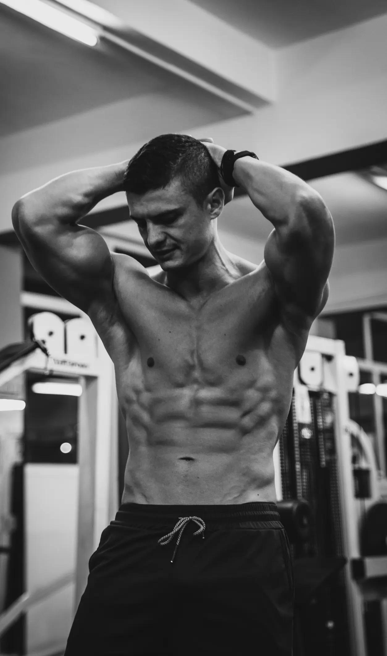 Poză cu antrenorul personal și instructorul acreditat Mădălin Nuica, în alb/negru.