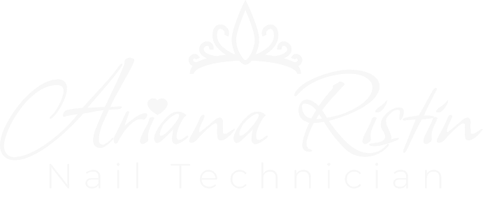 Logo de tip script, în care scrie „Ariana Ristin”, iar sub, cu un typeface sans-serif, scrie „Nail Technician”, ele având o coroniță de tip tiara deasupra.